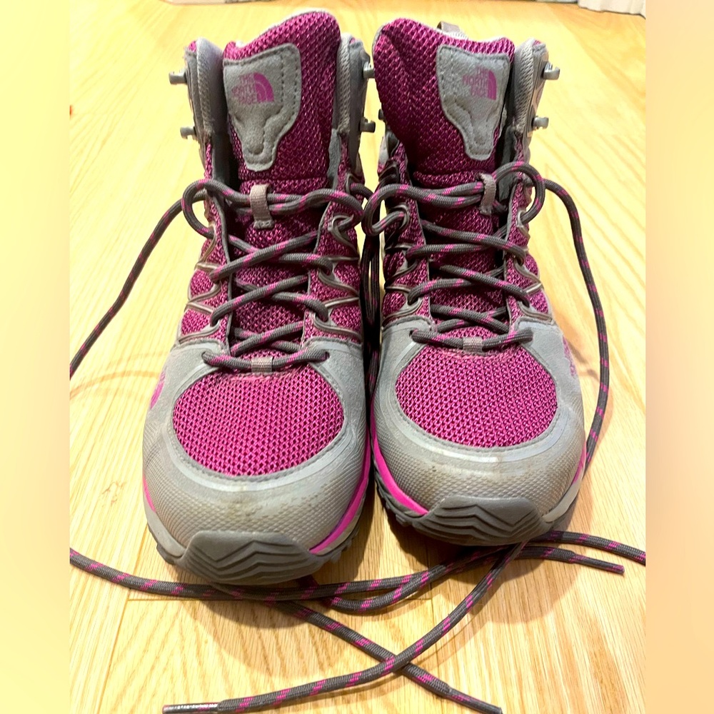 Like new hiking boots in excellent condition. Grey and dark pink.